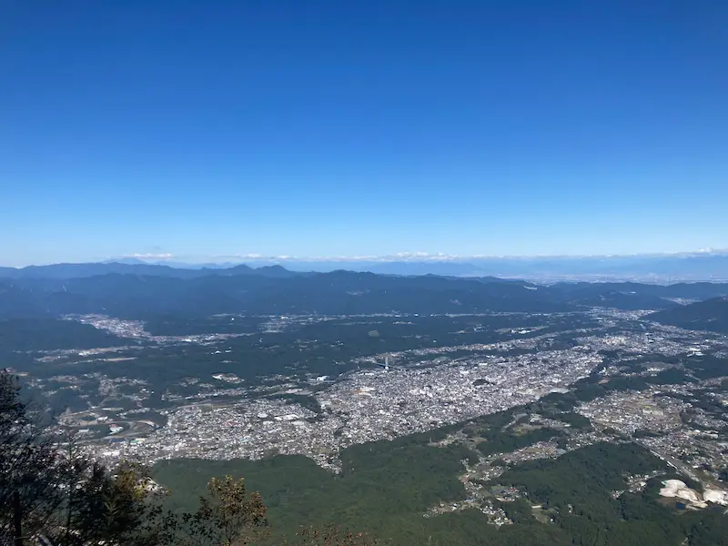 武甲山山頂から見下ろす秩父の景色