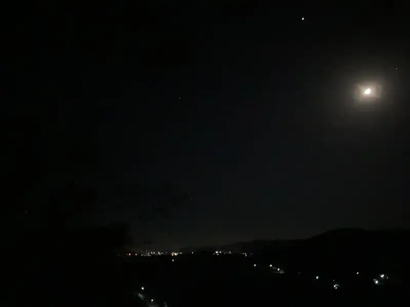 夜の月と星がとても綺麗でした