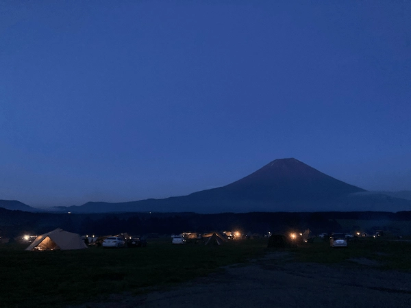 夜の富士山とキャンパーの灯り